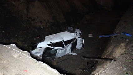 Otomobil metrelerce yüksekten metro inşaatına düştü