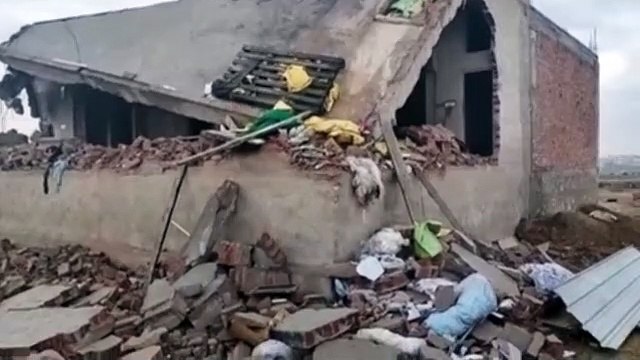 सख्ती के बाद घुटनों पर आए भवन मालिक, खुद तोड़ा अवैध निर्माण