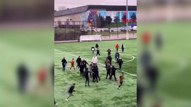 Bayrampaşa'da meydan savaşı: Taraftarlar futbolculara saldırdı