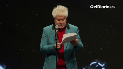 Almodóvar reclama una sanidad pública y de calidad en su discurso por el Feroz de Honor: “Es una barbarie”