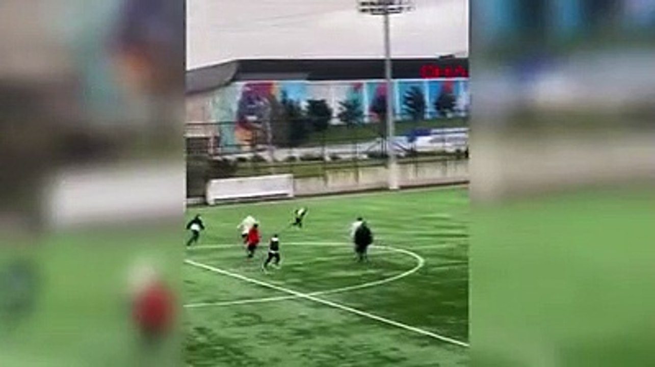 Amatör lig maçında taraftarlar sahaya inip futbolculara saldırdı