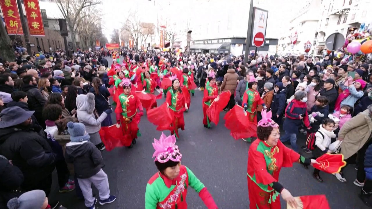 Paris : les dragons dansent à nouveau pour célébrer le Nouvel An chinois
