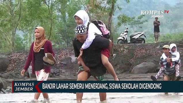 Banjir Lahar Semeru Menerjang, Siswa Ke Sekolah Digendong