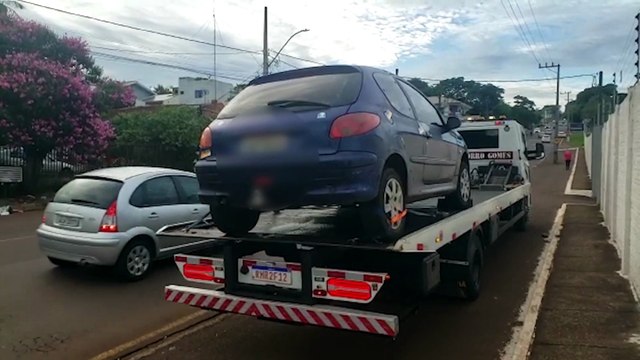 Veículo estacionado em local proibido é guinchado pela Transitar