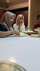 makan sama sambal terasi bareng teman. 