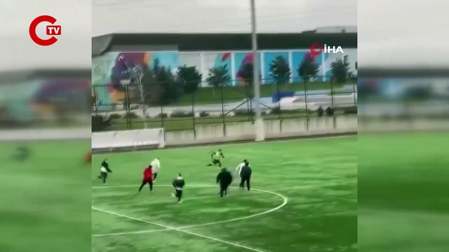 Bayrampaşa'daki amatör lig maçında taraftarlar sahaya inip futbolculara saldırdı