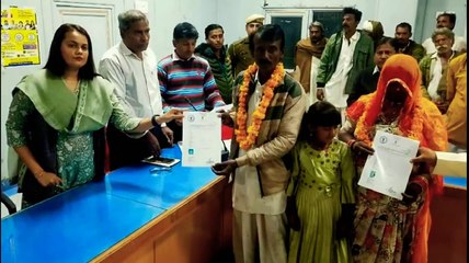 IAS Tina Dabi DM Jaisalmer ने Pakistani Refugees को दिए Indian Citizenship के प्रमाण पत्र