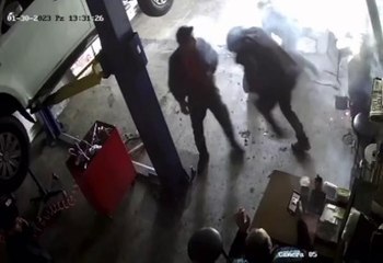 KÖMÜR SOBASI PATLADI; İŞ YERİ SAHİBİ VE MÜŞTERİLER KORKULU DOLU ANLAR YAŞADI
