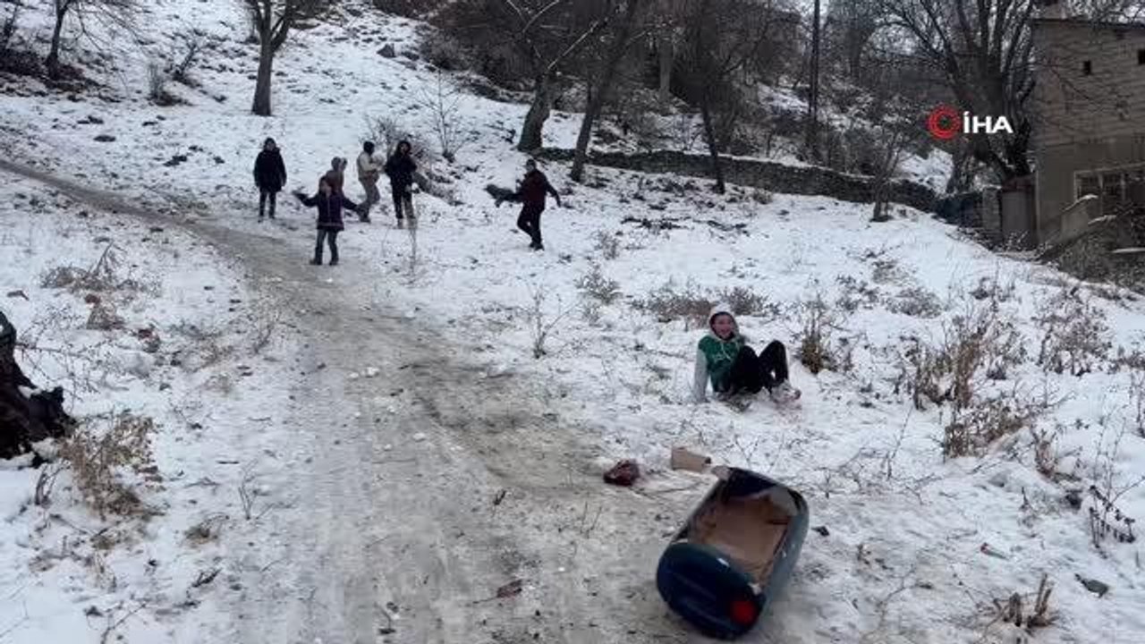 Çocukların bidonla karda kayma keyfi