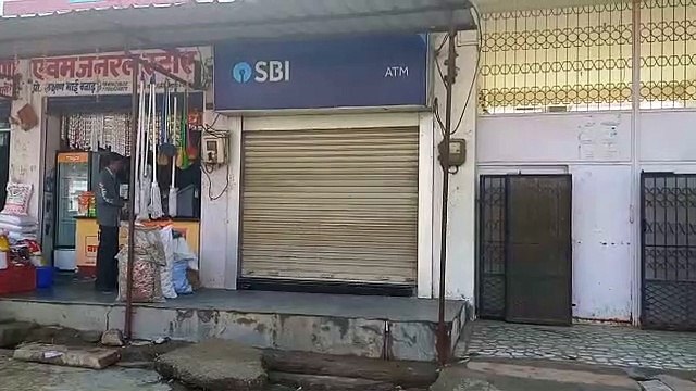 VIDEO : एटीएम लूटने का प्रयास, पुलिस जीप का सायरन सुनकर भागे लुटेरे