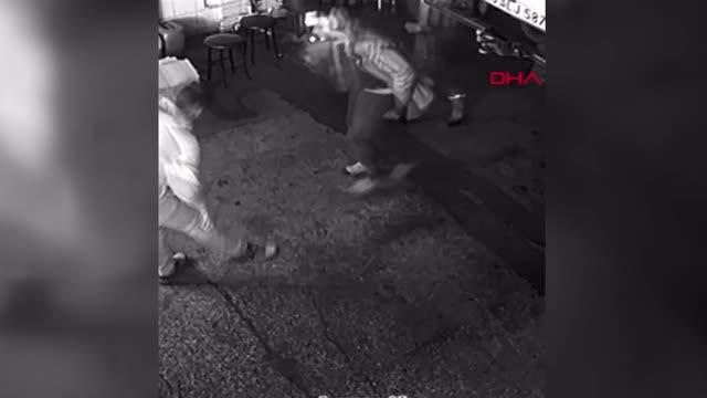 KÖMÜR SOBASI PATLADI; İŞ YERİ SAHİBİ VE MÜŞTERİLER KORKULU DOLU ANLAR YAŞADI