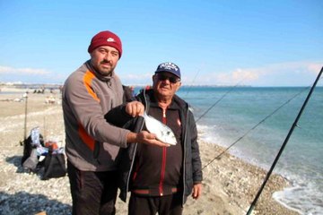 Antalya'da fırtına balık üretim çiftliğini vurdu, oltasını alan sahile koştu