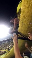 UN HINCHA DE BOCA CAYÓ DESDE LA TRIBUNA Y QUEDÓ ENGANCHADO EN UN ALAMBRE DE PÚAS