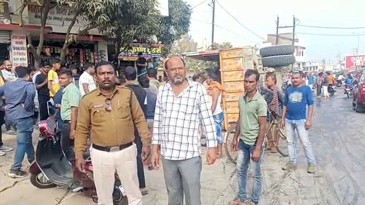 तेज रफ्तार धान लोड ट्रक रिंग रोड पर पलटा, लोगों ने भाग कर बचाई जान