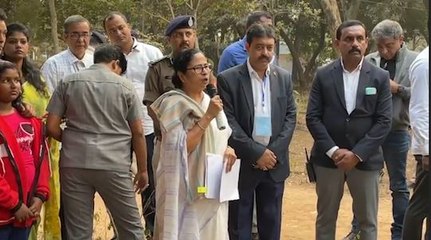 ‘ছোট্ট একটা ছক্কা মেরে গেলাম’, নোবেলজয়ীর জমি বিতর্কে বিশ্বভারতীকে আক্রমণ মমতা বন্দ্যোপাধ্যায়ের