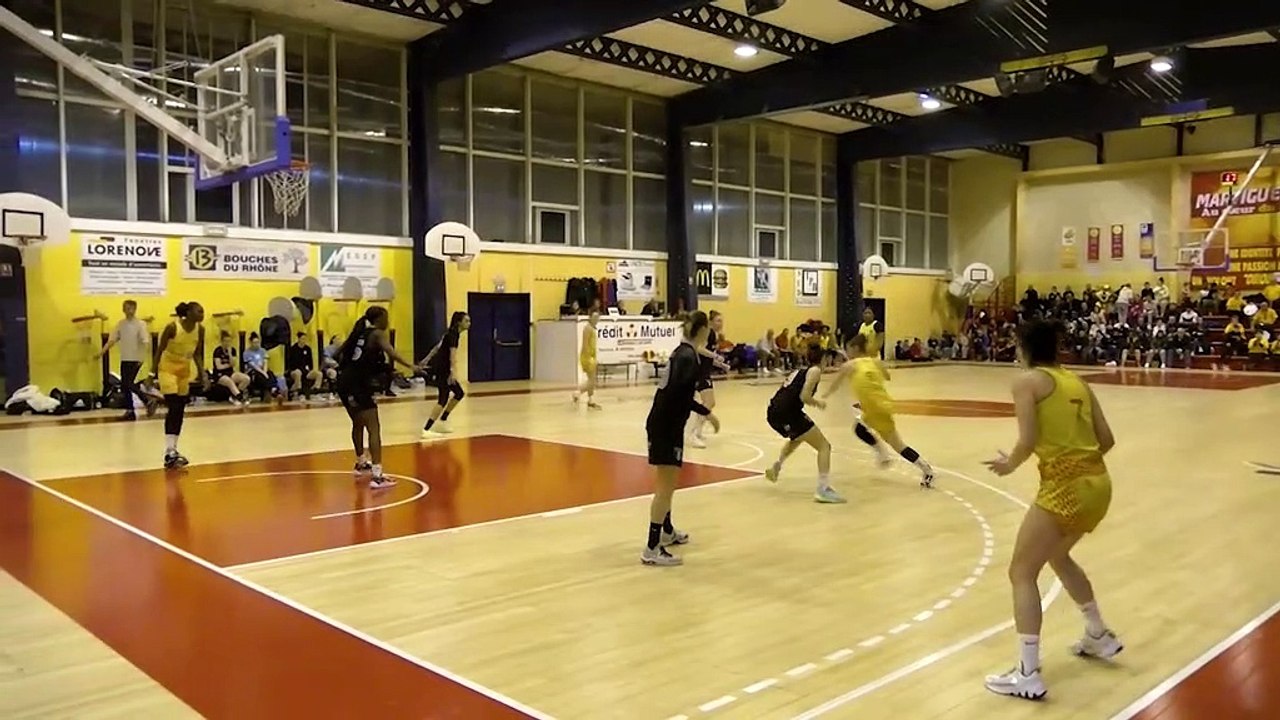 Images maritima: de belles actions de Martigues Sport Basket face au SMUC