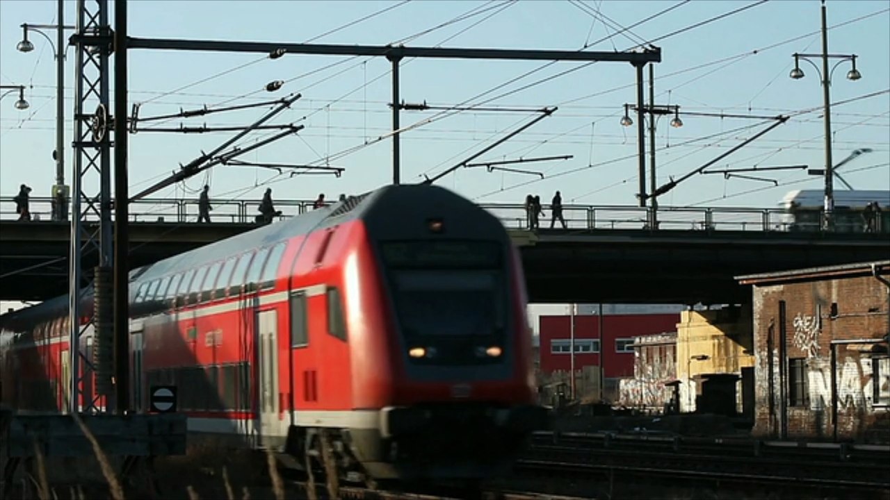 Nrw: unbekannte attackieren drei stellwerke der bahn