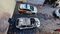 Milano, molotov contro due auto della polizia municipale. Le immagini