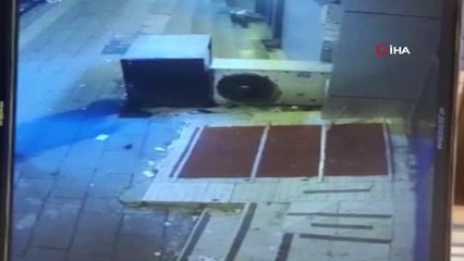 İstanbul'da ilginç saldırı kamerada: Marketin camlarını çekiç fırlatıp kırdı