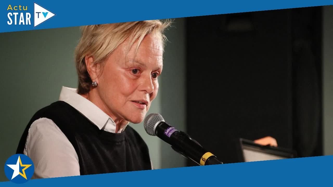 Obsèques de Roger Louret : Muriel Robin en larmes et soutenue par sa femme Anne, Francis Cabrel très