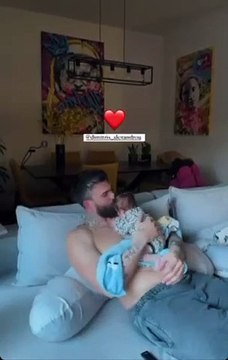 Τούνη: Το βίντεο με τον Δημήτρη Αλεξάνδρου να παίζει αγκαλιά με το γιο τους- Είναι χαζομπαμπάς!