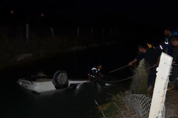 OTOMOBİLİN KANALA DÜŞTÜĞÜNÜ GÖRÜNCE SUYA GİREREK YARALI SÜRÜCÜYÜ ÇIKARDI