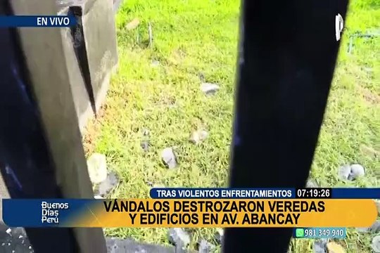 Violentos enfrentamientos: vándalos destrozaron veredas y edificios en Av. Abancay