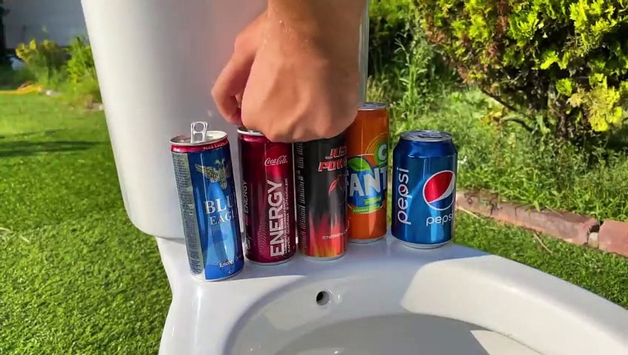 EXPERIMENT!! Toothpaste With Stretch Armstrong, Coca Cola, Fanta, Pepsi And Mentos In Toilet