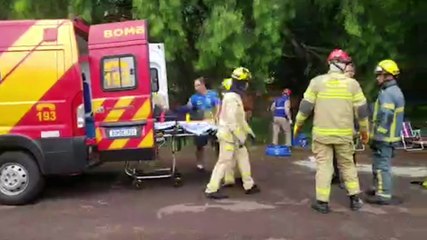 Palio capota após bater com Fox na Rua Santa Catarina, no Centro