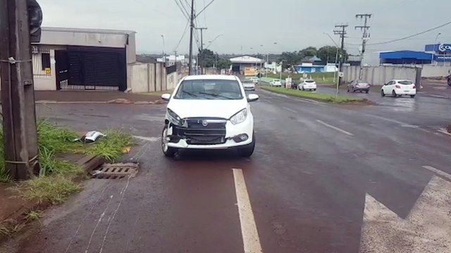 Carros se envolvem em colisão na Avenida Rocha Pombo