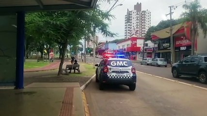 Jovens são detidos após picharem ponto de ônibus no Centro