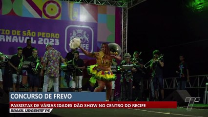 Passistas de várias idades dão show no Centro do Recife
