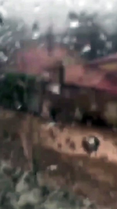 Moto é levada pelas águas durante chuva em Patos de Minas