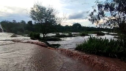 Rio passa por cima de aterro na rodovia PR-082 entre Ivaté e Douradina 1