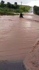 Rio passa por cima de aterro na rodovia PR-082 entre Ivaté e Douradina 2