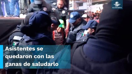 Como las grandes estrellas, "Medio Metro" salió escoltado de un evento