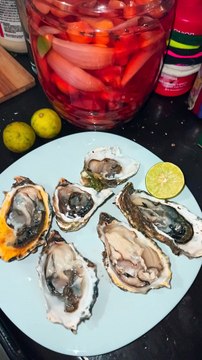 preparando ostiones con limon sal y salsa de chile mariscos frescos recien sacados de el mar receta de cocina