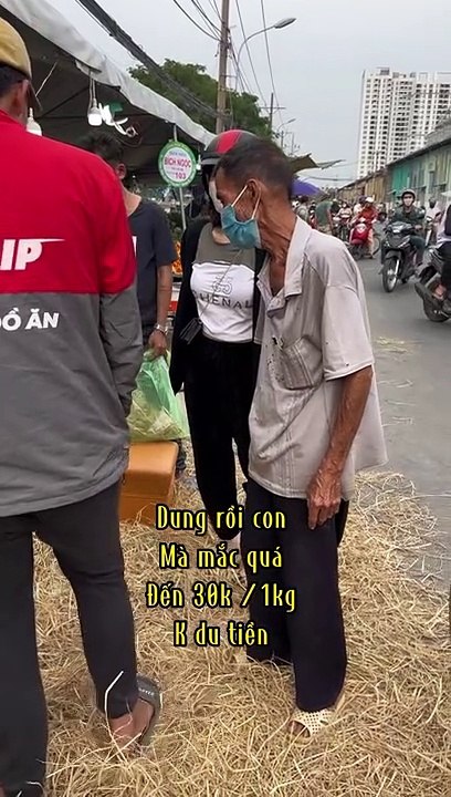 Thấy cụ ông không dám mua dưa về đón Tết vì đắt, cô gái liền mua hộ và còn lì xì thêm tiền