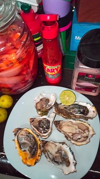 En este video, se muestra cómo preparar ostiones frescos recién sacados del mar con limón, sal y salsa de chile. Los ostiones son un marisco delicioso y versátil que puede ser disfrutado de muchas maneras diferentes. En esta receta, se combinan con limón