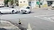Câmera registra colisão seguida de capotamento em Maringá