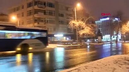 Ankara'da kar yağışı etkisini artırıyor