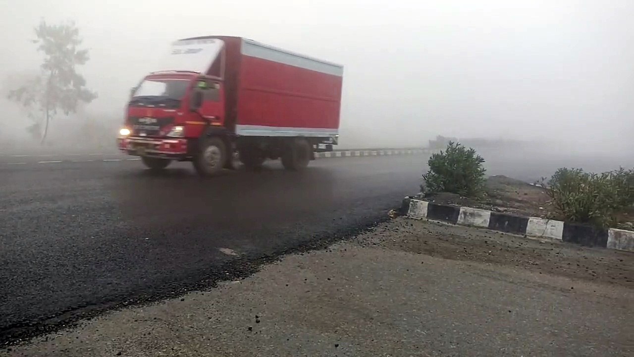 Video : मौसम हुआ साफ तो छाया घना कोहरा, रेंग रे...