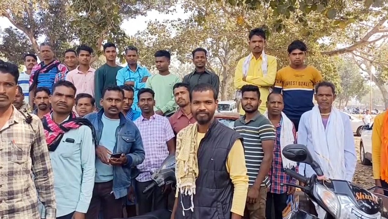 कई सालों से अधूरा पड़ा स्कूल भवन, बच्चों को हो रही परेशानियों को लेकर कलेक्टर से मिलने पहुंचे ग्रामीण