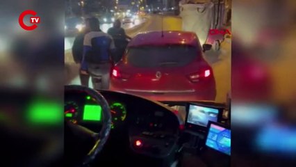 Kadıköy'de dehşet anları... Otomobille otobüsü sıkıştırdı, yolcunun üzerine sürdü!