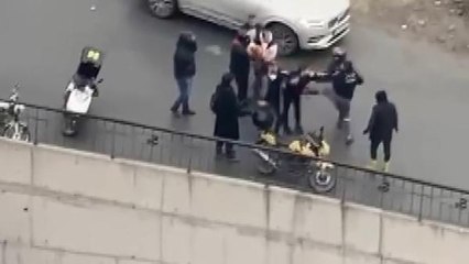 BAKIRKÖY'DE TEKMELİ YUMRUKLU YOL KAVGASI