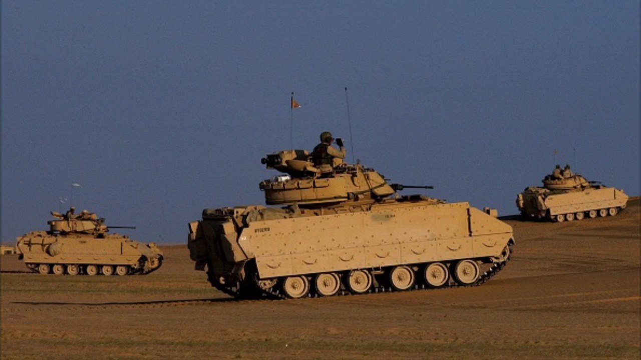 Amerikanische bradley-panzer auf dem weg in die ukraine