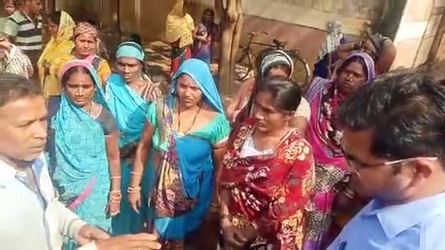 Video: फावड़ा लेकर SDM कार्यालय पहुंचे सैकड़ों मजदूर, सरपंच और रोजगार सहायक के ऊपर लगाए ये आरोप