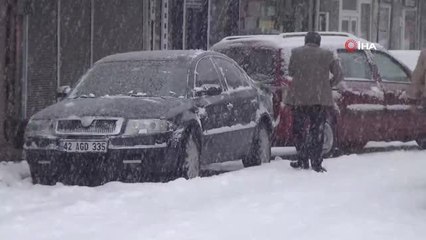 Ahlat'ta yoğun kar yağışı... Tüm köy yolları ulaşıma kapandı