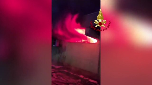 Incendio in un centro commerciale a Castel Romano