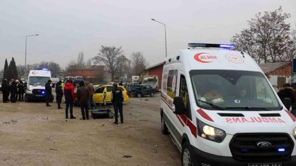 Edirne'de ticari taksi ile otomobilin çarpışma anı kamerada: 2 yaralı